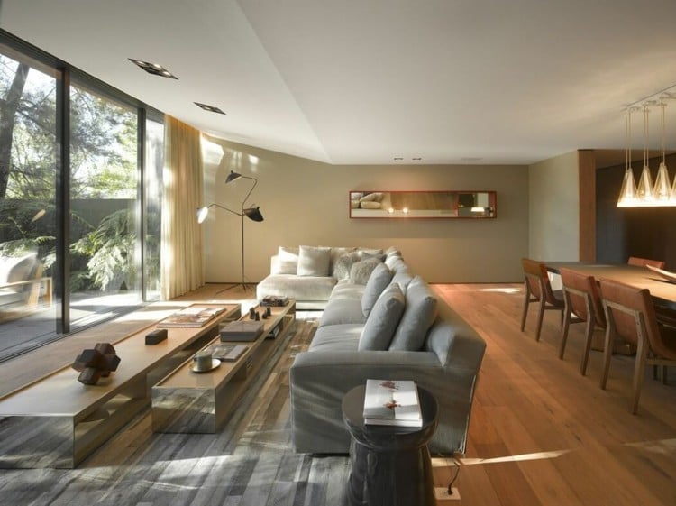 wohnzimmer monochrome einrichtung in grau sofa fenster teppich