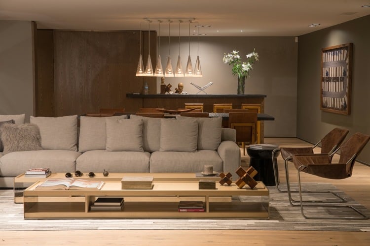 wohnzimmer sofa grau wandfarbe kueche couchtisch holz material
