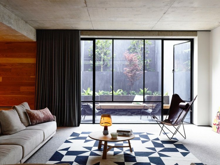 wohnzimmer teppich geometrisch interieur im beton look fenster couch