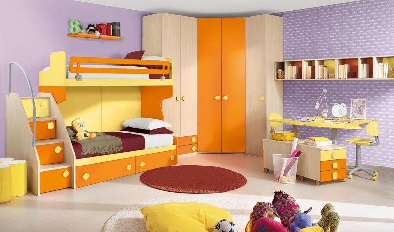 Ahorn-Moebel-Kinderzimmer-Eckkleiderschrank-orange-lila-Etagenbett
