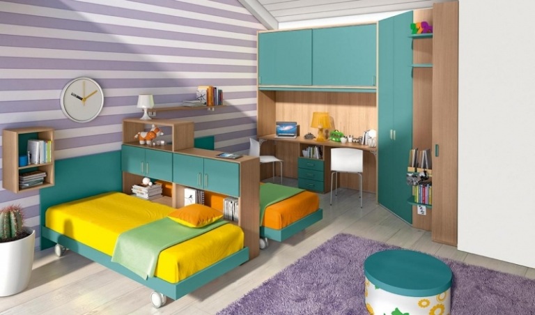 Ahorn-Moebel-Kinderzimmer-Jungen-blau-gelb-gestalten-Raumteiler-Wandregal