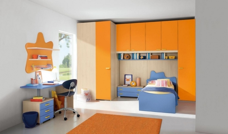 Ahorn-Moebel-Kleiderschrank-orange-blau-Maedchenzimmer