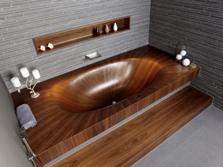 Badezimmermoebel-Holz-Badewanne-Wandregal-Granit-Fliesen-Wandgestaltung
