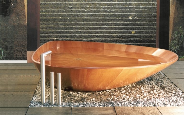 Badezimmermoebel-Holz-Ideen-Badewanne-freistehend-Metall-Boden-Badarmaturen
