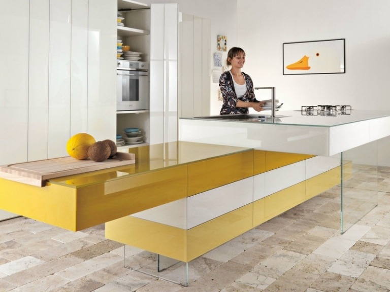 Einbaukueche-Kochinsel-gelbe-Farbe-modern-praktisch