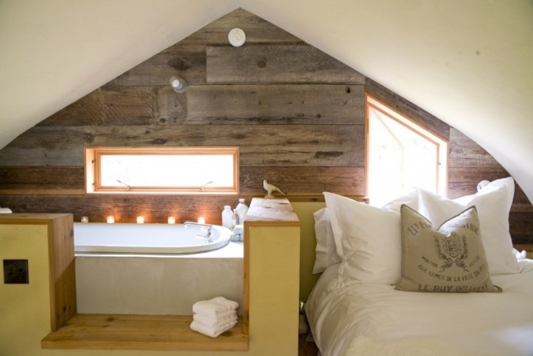 Einrichten-Landhausstil-Schlafzimmer-Dachschraege-Badewanne-Laminat-Wand