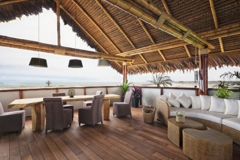 Einrichtungsideen-Wohnstilen-Holztisch-Bambus-Dach-Terrasse