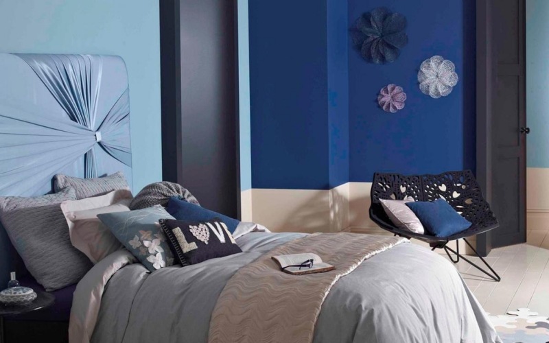 Farben-Wand-Schlafzimmer-Dunkelblau-Eisblau-Weis