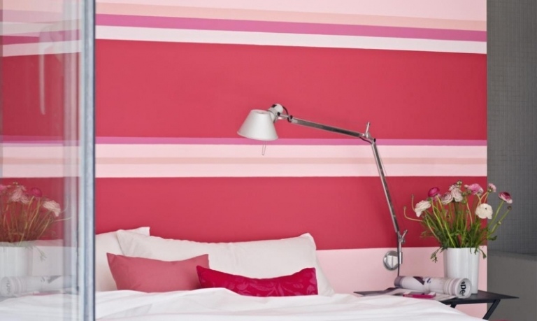 Farben-Wand-Schlafzimmer-Streifen-Rosa-Weiss-Lila