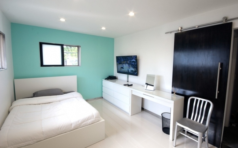 Farben-Wand-Schlafzimmer-eisblau-Wand-schwarze-Schiebetuer