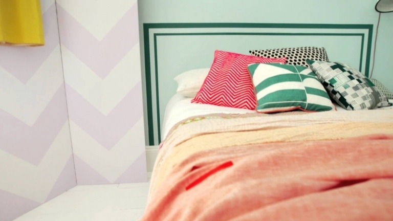 Farben-Wand-Schlafzimmer-gruen-Bett-Kopfteil-streichen