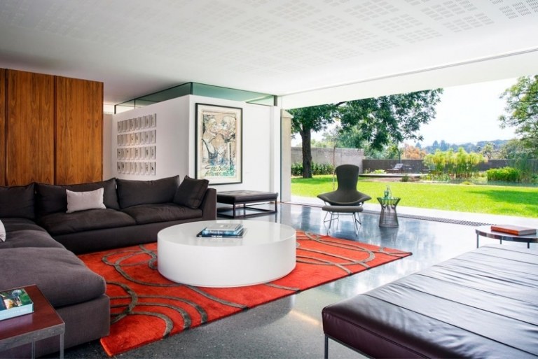 Feng-Shui-Farben-Wohnzimmer-Teppich-orange-graues-Sofa