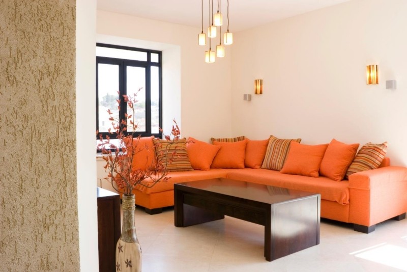 Feng-Shui-Farben-Wohnzimmer-orange-Sofa-Machtfarbe