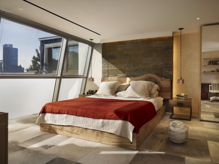 Kopfteil-Bett-rustikales-Holz-Wandgestaltung-naturstein-Schlafzimmer