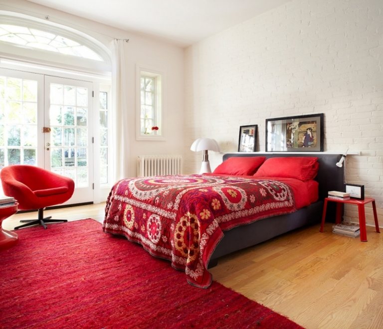 Schlafzimmer-Rot-Ideen-Sessel-Teppich-Bettdecke