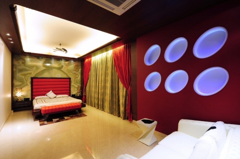 Schlafzimmer-Rot-Ideen-Wandgestaltung-Bett-Kopfteil