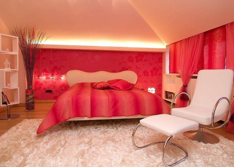 Schlafzimmer-Rot-Tapeten-Blumen-Vorhaenge