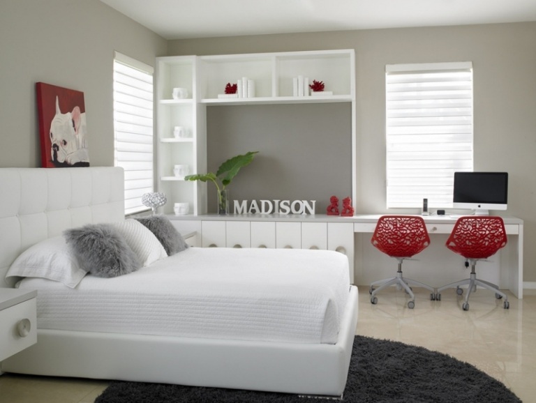 Schlafzimmer-Rot-Weiss-gestalten-Ideen-Bild-Stuehle