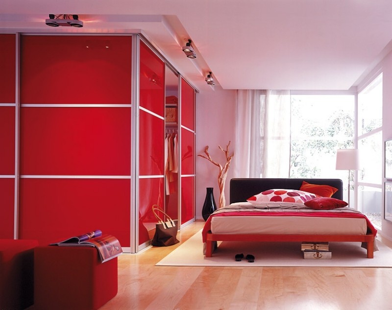 Schlafzimmer-Rot-begehbarer-Kleiderschrank-Doppelbett