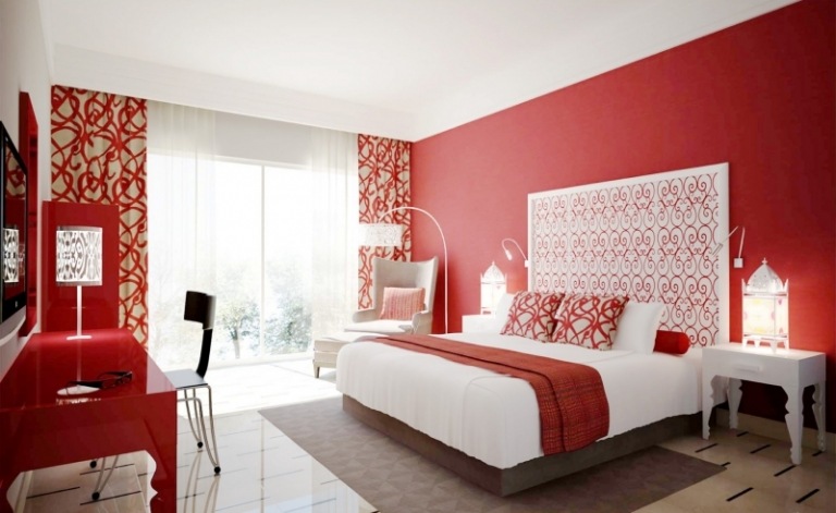 Schlafzimmer in Rot-gestalten-weisser-Bett-Kopfteil-Gardinen-Muster