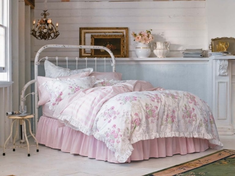 Shabby-Style-selber-machen-Moebel-Schlafzimmer-Bettdecke-Blumen