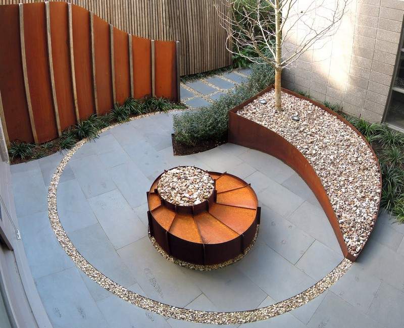 Sichtschutzzaun-Metall-rund-Gartengestaltung-Cortenstahl-Zaun