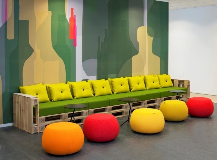 Sofa-Paletten-bauen-Ideen-lang-modern-bunt