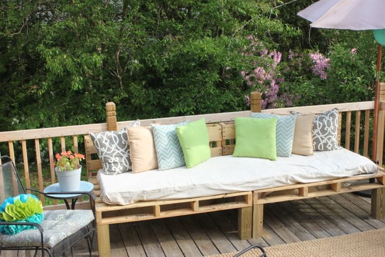 Sofa aus Paletten-bauen-Lounge-Sitzecke-Design