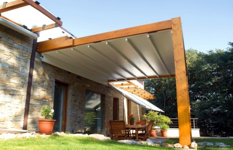 Sonnenschutz-Terrassenueberdachung-Holz-Gestell-Ideen