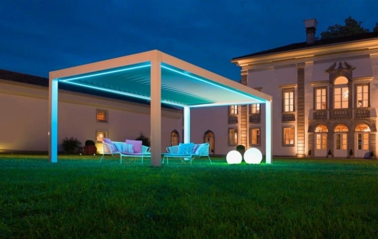 Sonnenschutz-Terrassenueberdachung-Pergola-freistehend-Beleuchtung-LED