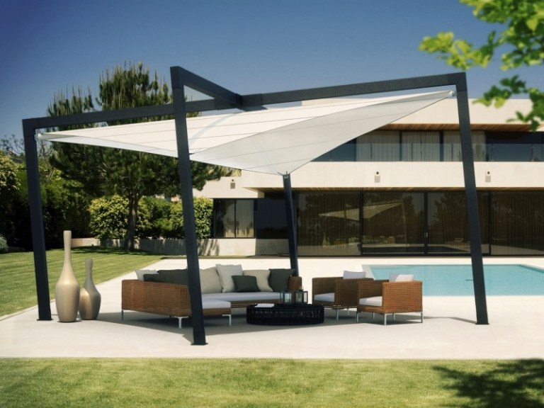 Sonnenschutz-Terrassenueberdachung-Sonnensegel-Konstruktion-modern