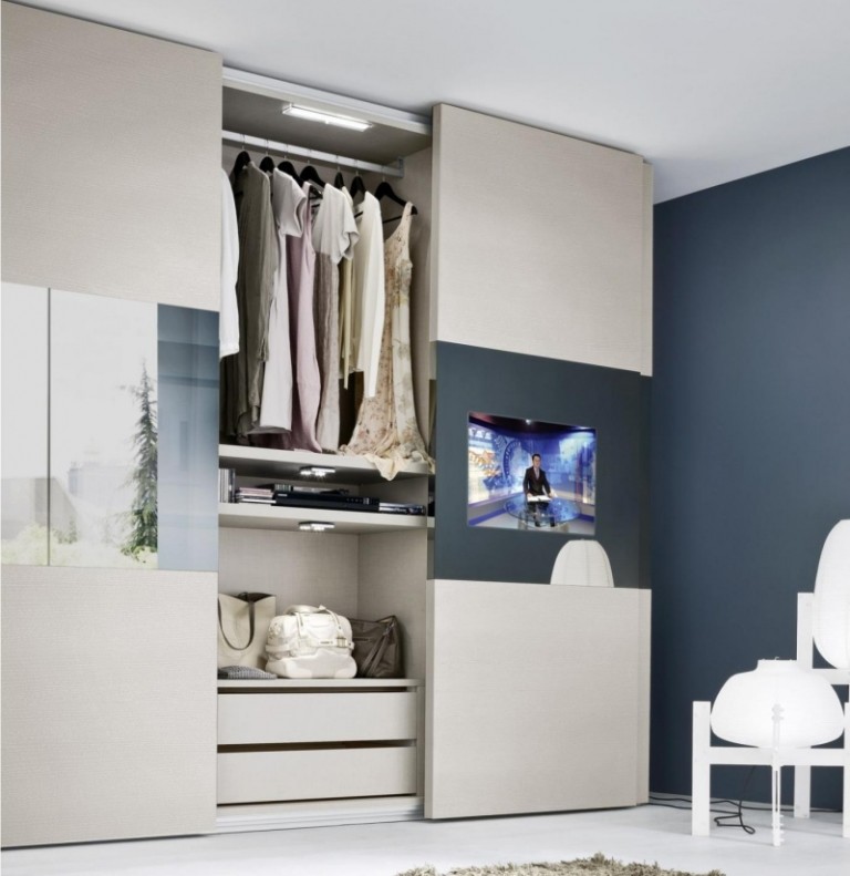 Weisser-Kleiderschrank-Fernseher-integriert-modern