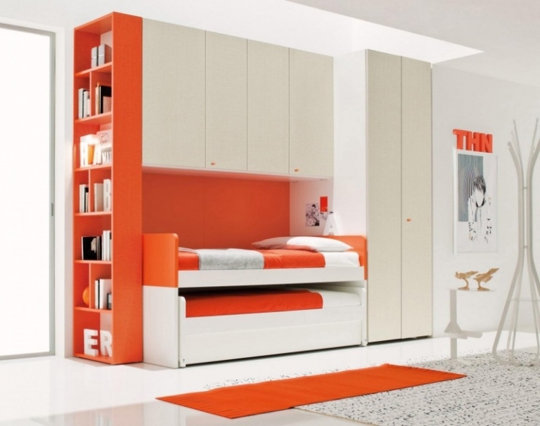 Weisser-Kleiderschrank-weiss-orange-modern