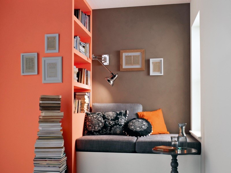 Zimmer-Farbgestaltung-Koralle-Schokolade-Wand