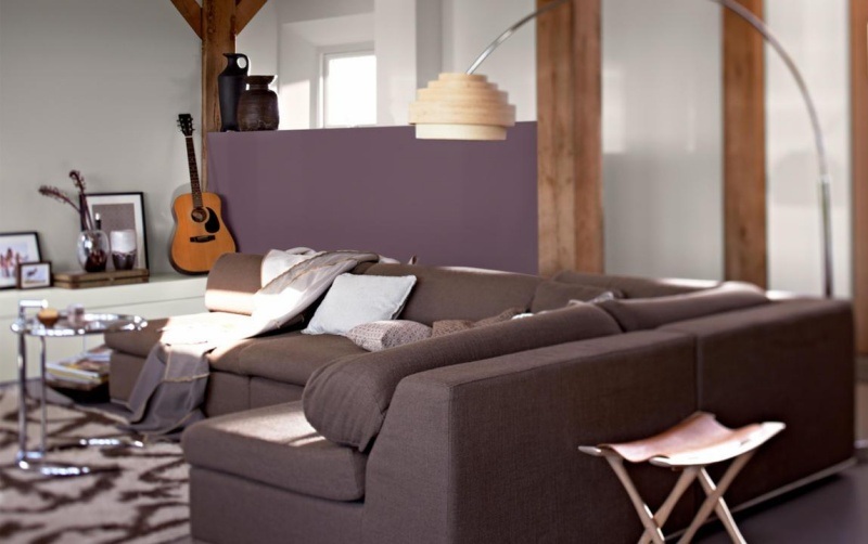 Zimmer Farbgestaltung-Wohnzimmer-neutral-Lavendel-Wand
