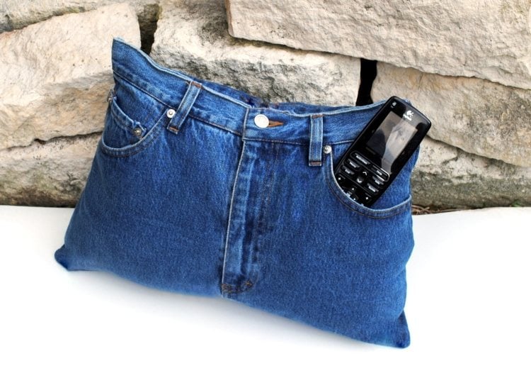 alte-jeans-verwerten-basteln-kissen-fernbedienung-tasche