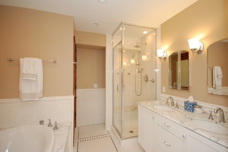 badezimmer streichen creme schlicht marmor waschschrank badewanne dusche
