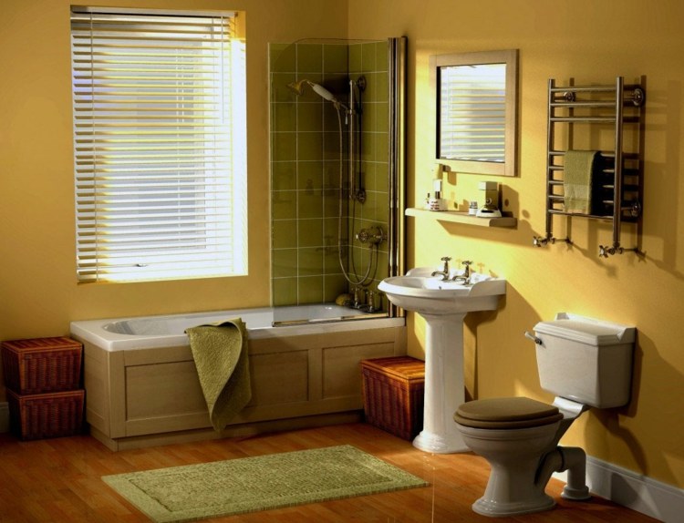 badezimmer streichen gelb fliesen ecke gruen badvorleger toilette parkett