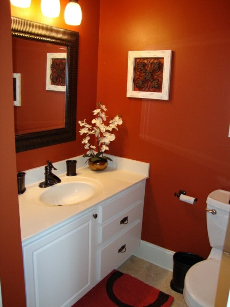 badezimmer streichen orange weisse moebel badschrank blume
