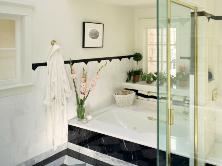 badezimmer streichen schlicht idee weiss marmor fliesen schwarz badewanne