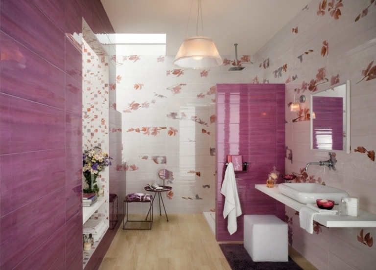 badgestaltung mit fliesen sole purpur florale motive weiss dusche