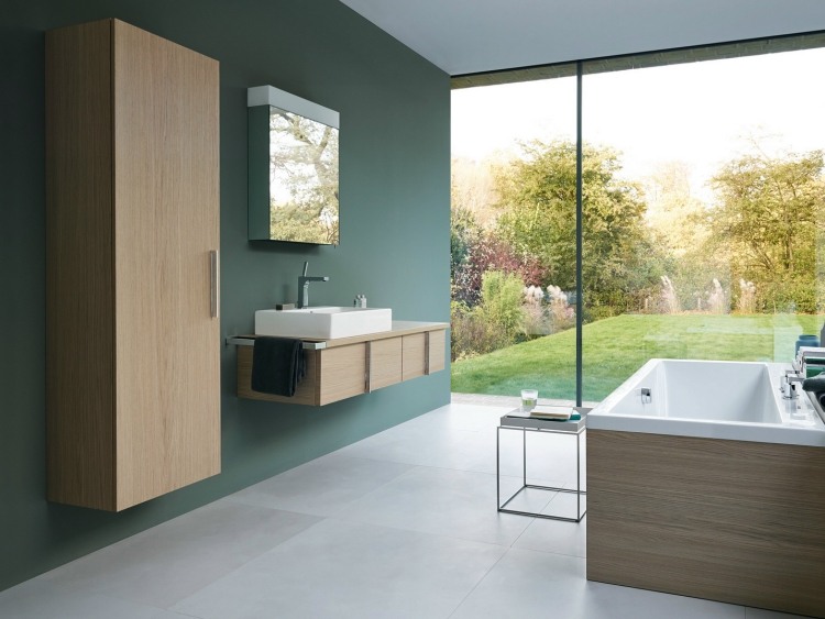 Badmöbel aus Holz -badewanne-design-schlicht-tuerkis-duravit-fenster