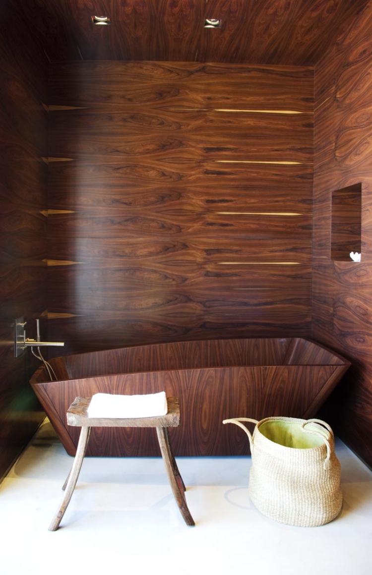 Badmöbel aus Holz -mahagoni-badewanne-rot-braun