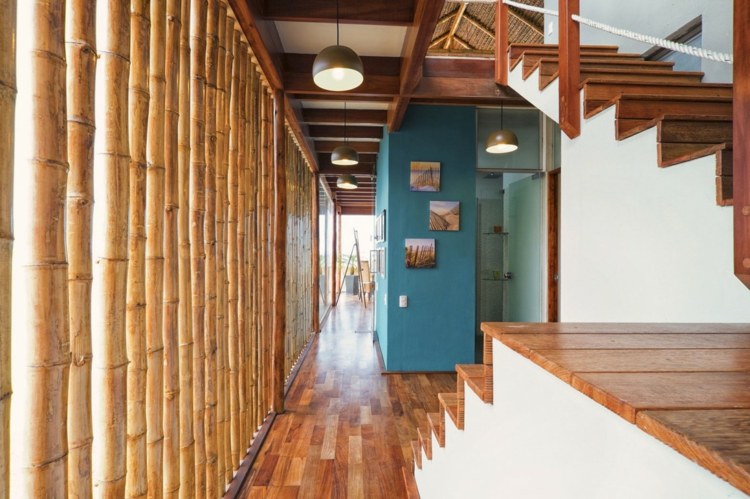 bambus design korridor treppe parkett tuerkis wandfarbe lampe