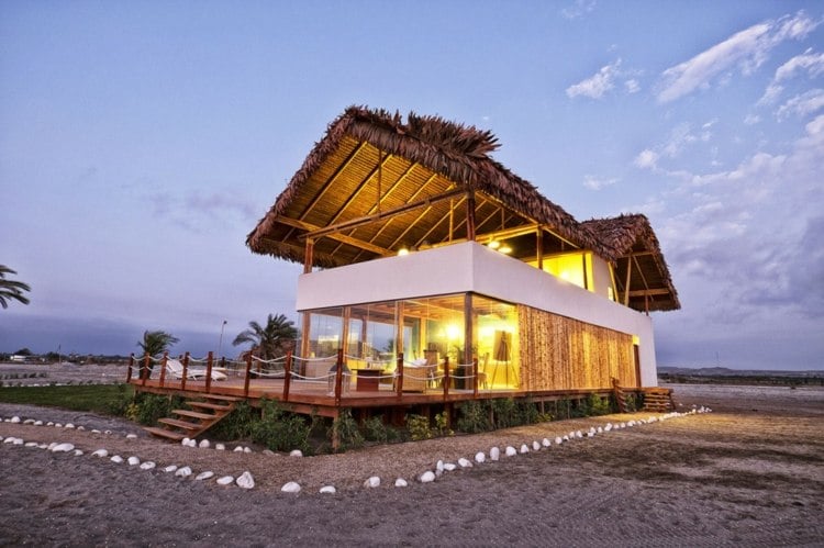 bambus ferienhaus veranda design holz beleuchtung nacht strand dach stroh