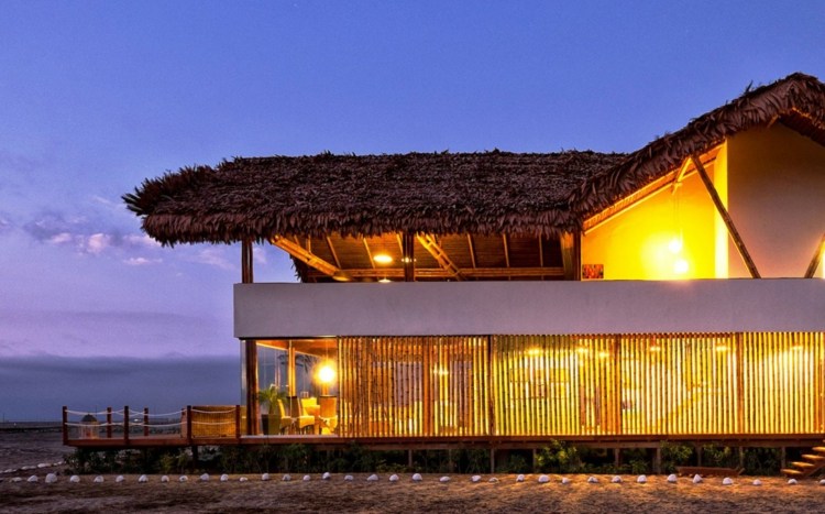 bambus sichtschutz strandhaus beleuchtung strohdach strand peru