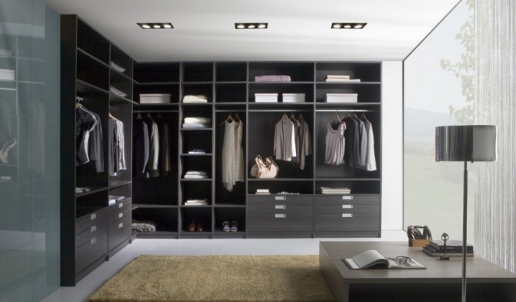 Begehbarer Kleiderschrank -selber-bauen-grau-schwarz-schlicht-ankleidezimmer-fenster-licht-schlicht-rechteckig