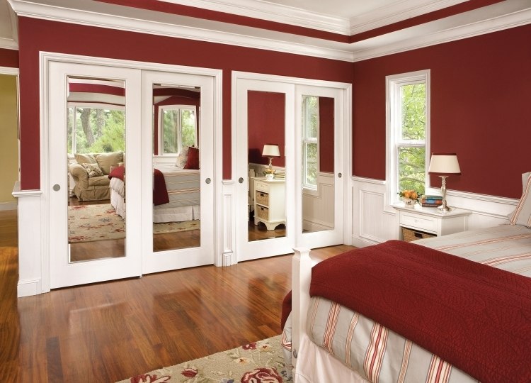 begehbarer-кleiderschrank-selber-bauen-spiegel-fronten-rot-wand-schlafzimmer-holzboden