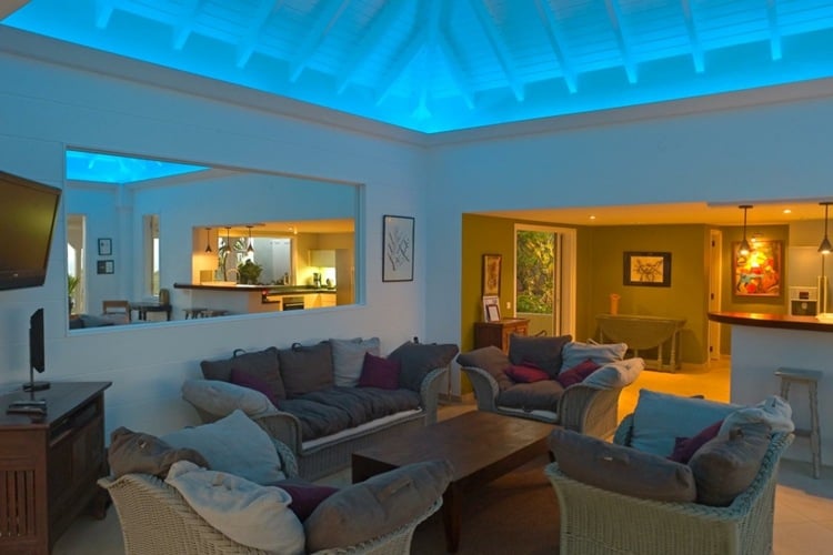 beleuchtung blau gelb decke sitzbereich couch spiegel