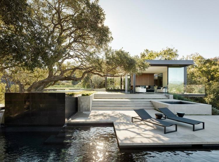 beton glas haus liegestuehle pool design modern weiss terrasse